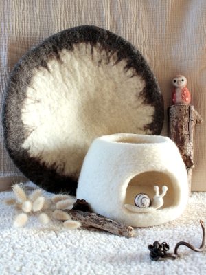 Cabane feutrée en forme de champignon avec son chapeau